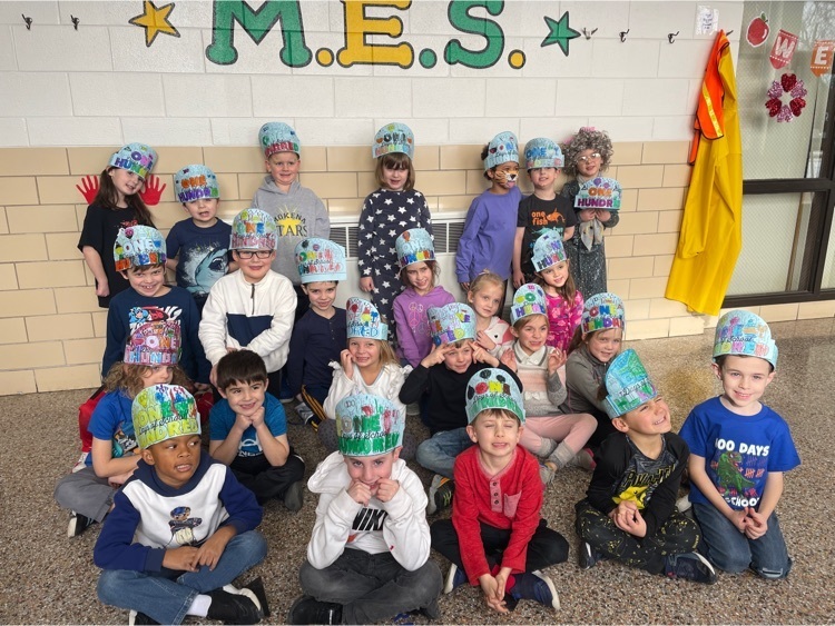 class with 100th day crowns 